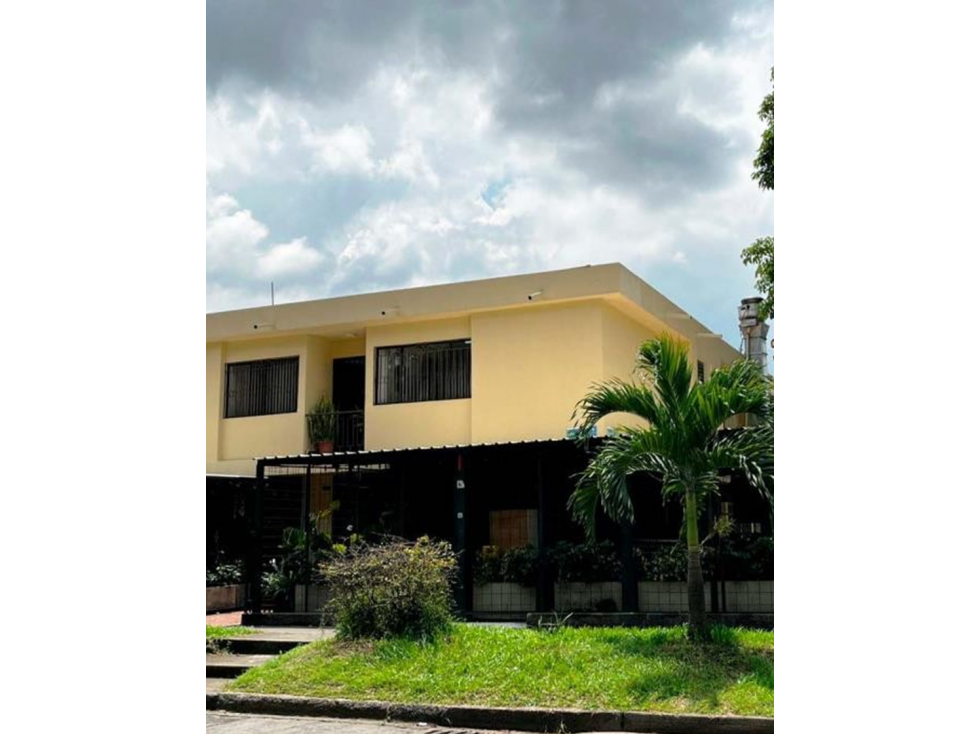 SE VENDE CASA CON USO MIXTO EN LA FLORA CERCA AL PARQUE DE DOS NIVELES — foto 3
