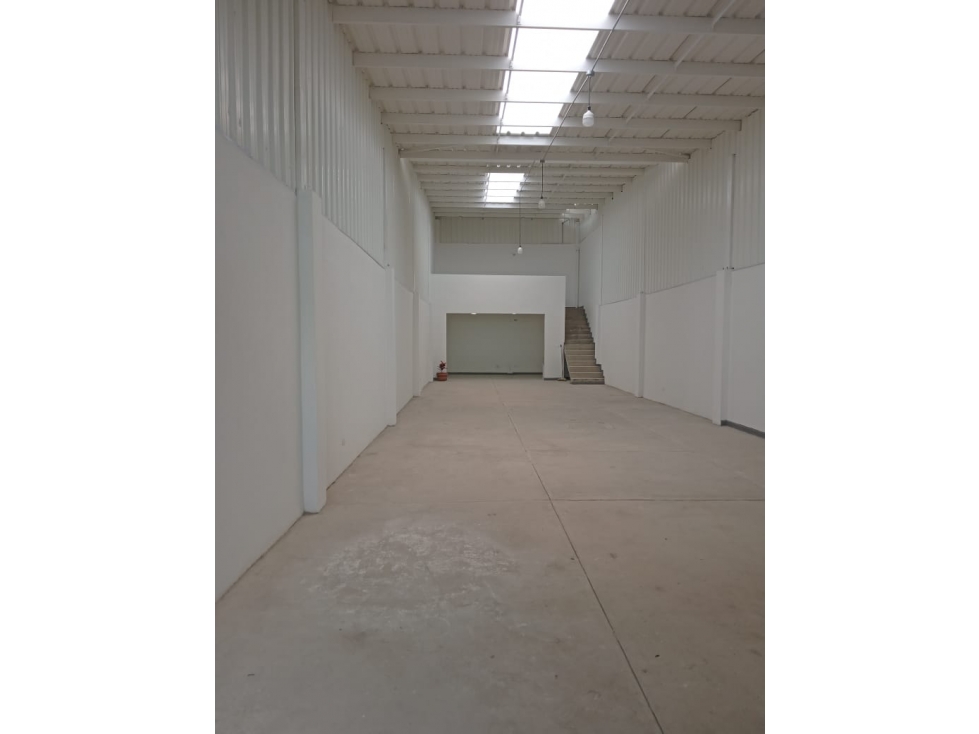 SE VENDE BODEGA EN LA FLORESTA SOBRE LA AUTOPISTA SUR ORIENTAL — foto 2