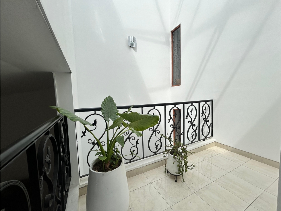 JM/NM SE VENDE HERMOSA CASA EN EL BARRIO INGENIO 3 PISOS — foto 3