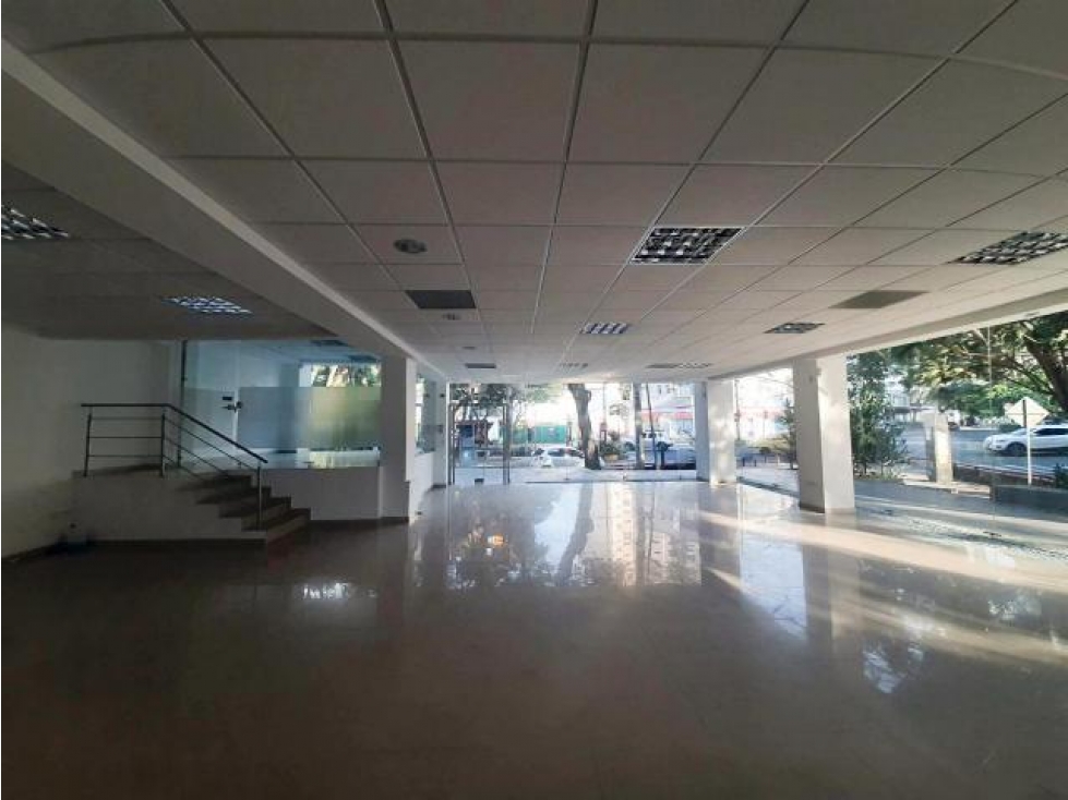SE VENDE LOCAL COMERCIAL ESQUINERO EN SANTA MONICA DE 342 M DE 3 PISOS — foto 3