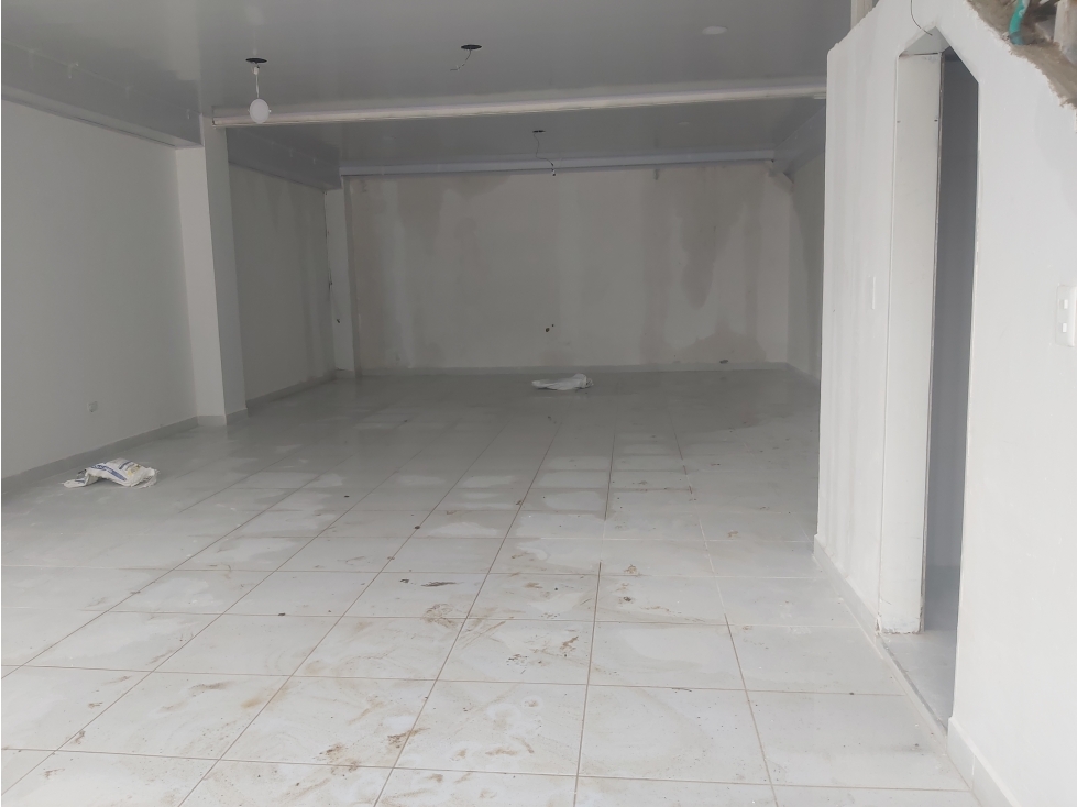 VENDO CASA CON LOCAL EN PRIMER PISO - 4