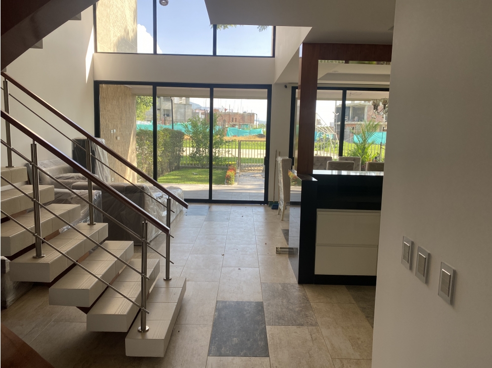 VENTA HERMOSA CASA EN LAS MERCEDES - 3
