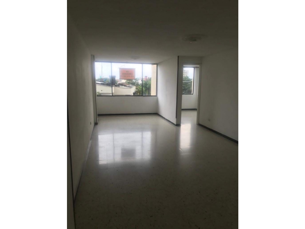 SE VENDE APARTAMENTO EN PRIMER PISO GRANADA EN EDIFICIO PARA INVERSION