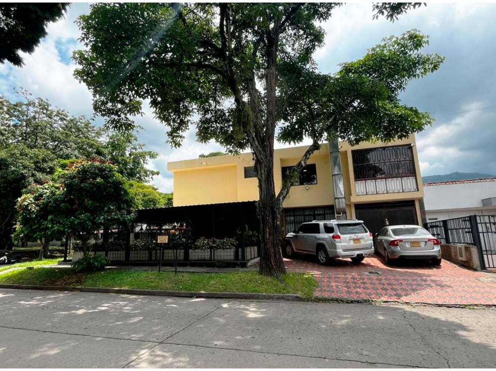 SE VENDE CASA CON USO MIXTO EN LA FLORA CERCA AL PARQUE DE DOS NIVELES