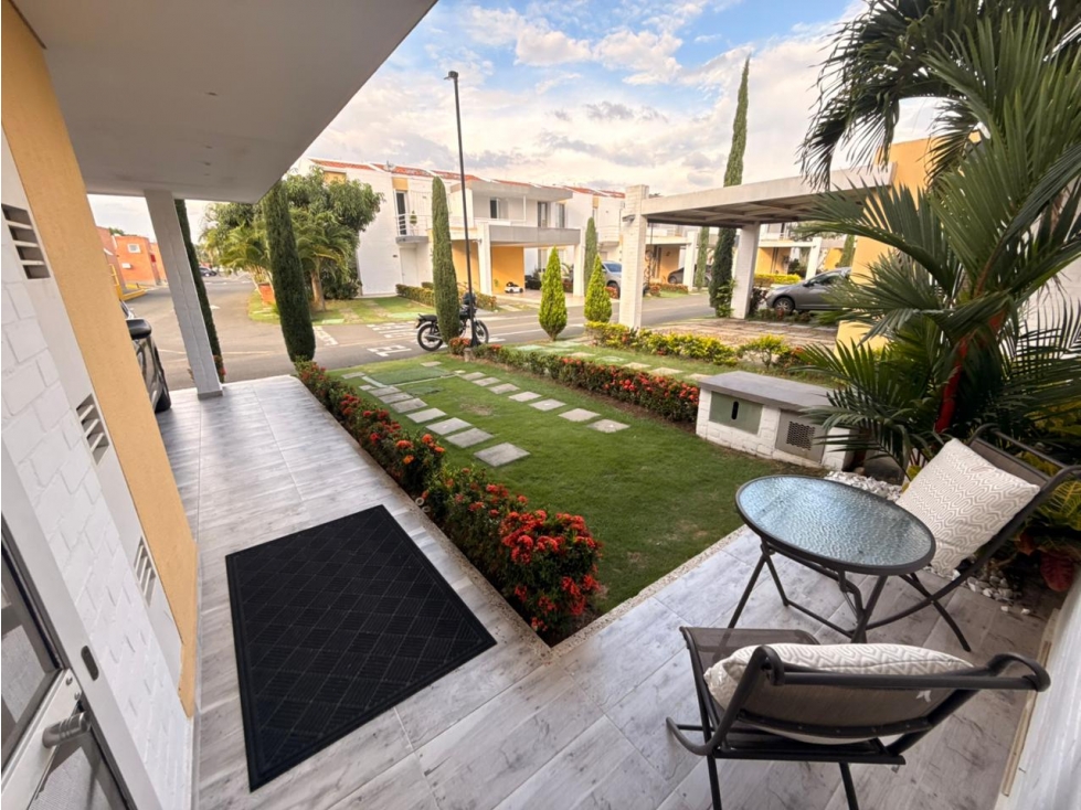 SE VENDE CASA EN EL CASTILLO DE DOS NIVELES LOTE DE 150 M2 CONS 240 M2