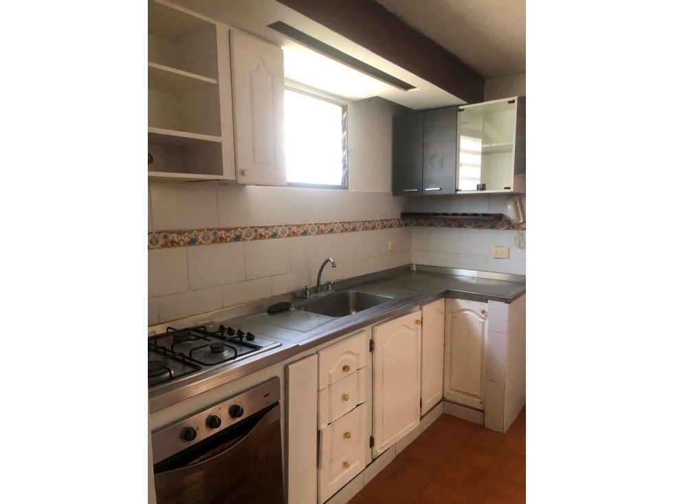 SE VENDE CASA EN LAS VEGAS DE TRES NIVELES EN CONDOMINIO DOS PARQUEA