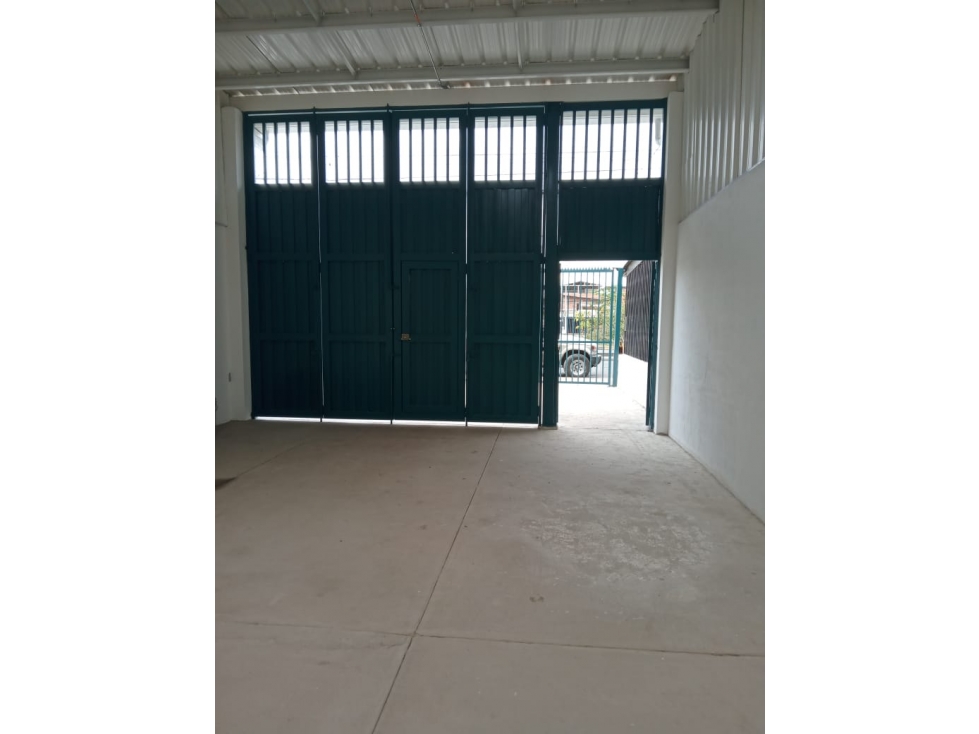 SE VENDE BODEGA EN LA FLORESTA SOBRE LA AUTOPISTA SUR ORIENTAL — foto 4