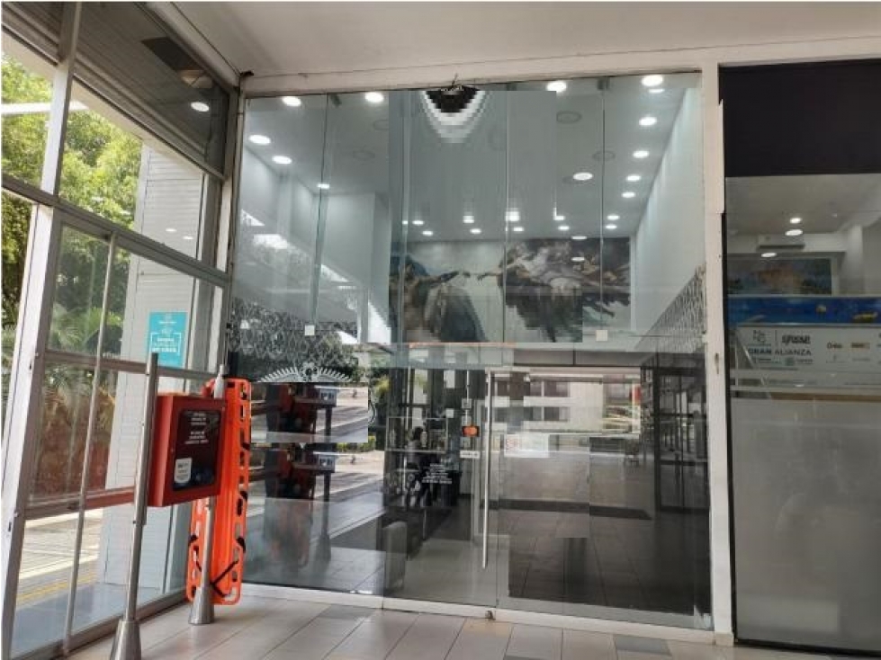 SE ALQUILA Excelente Local en Centro comercial Palmetto