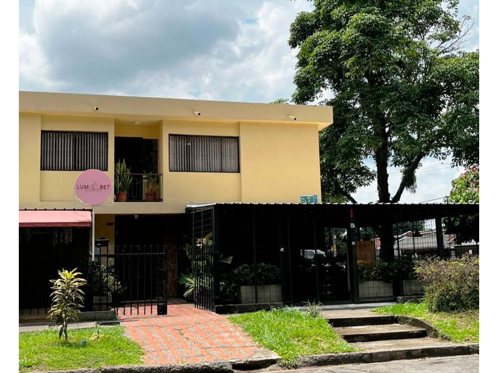 SE VENDE CASA CON USO MIXTO EN LA FLORA CERCA AL PARQUE DE DOS NIVELES — foto 2