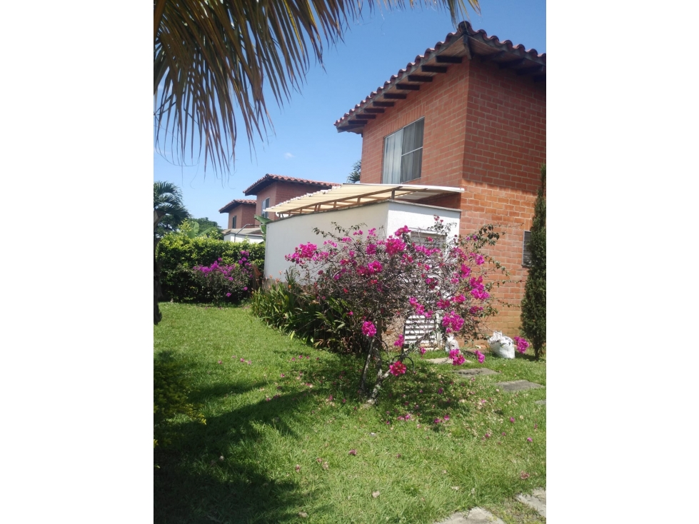 SE VENDE CASA CAMPESTRE EN LAS MERCEDES DE 500 M2 DE DOS NIVELES