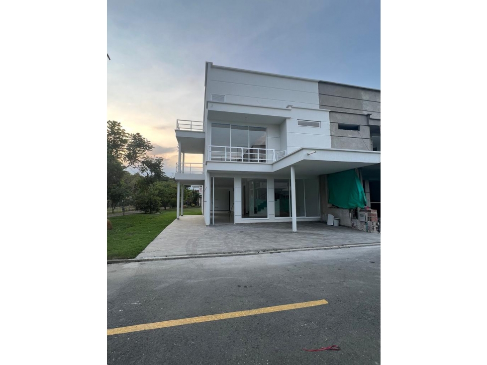 SE VENDE CASA EN LAS MERCEDES EN UNIDAD DE TRES NIVELES - 1
