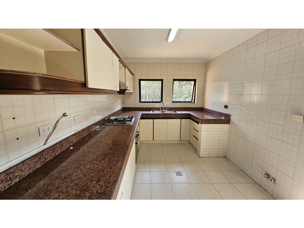 SE VENDE APARTAMENTO EN CIUDAD JARDIN DE 200 M2 ASCENSOR EN PISO 2