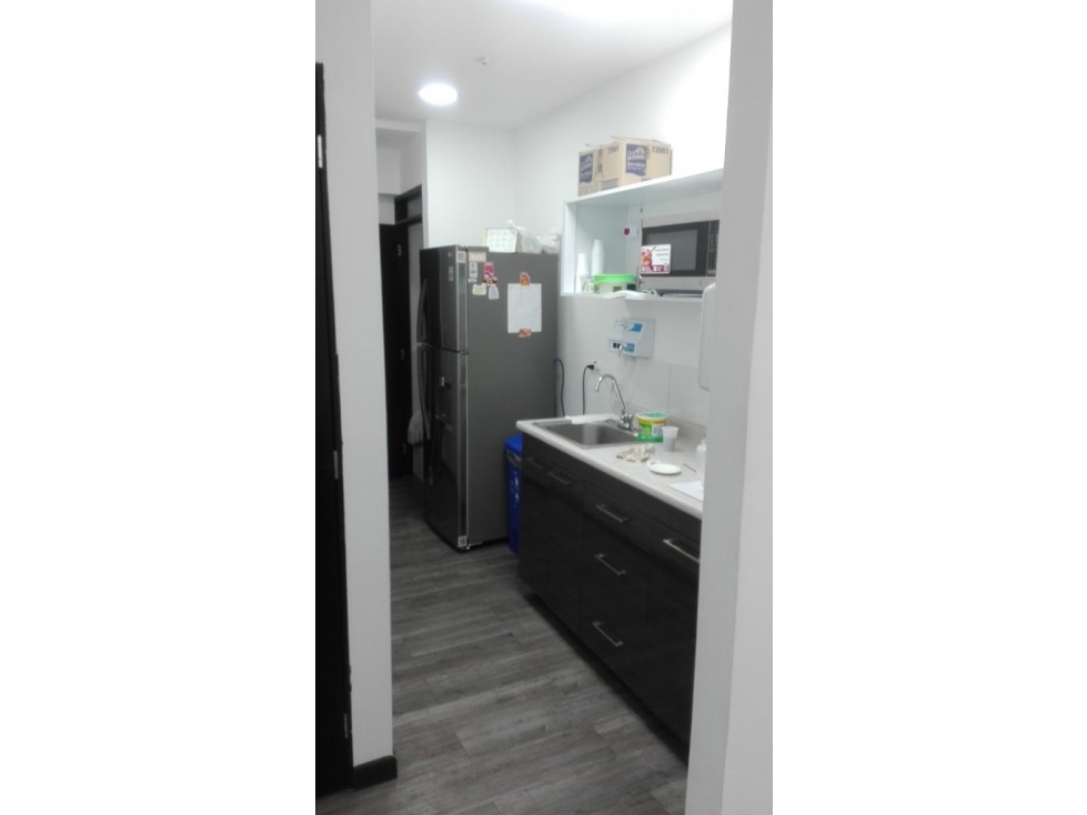SE VENDE OFICINA PARA INVERSIÓN SECTOR LIMONAR DE 212 M2 EN PISO 3 - 6