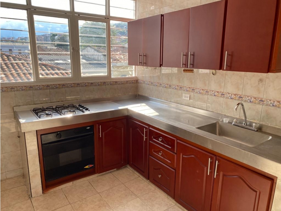 SE VENDE CASA EN MIRAFLORES DE TRES NIVELES — foto 2