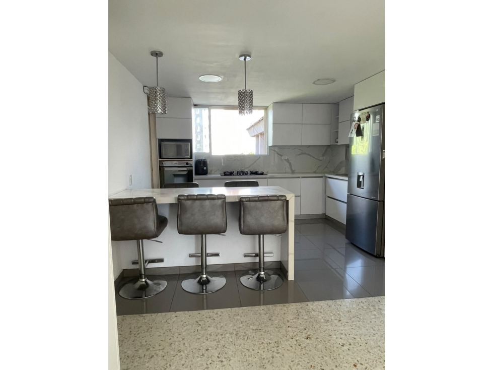 SE VENDE APARTAMENTO EN LA FLORA DE 86 M2 PISO 4 SIN ASCENSOR 2 PARQUE — foto 2