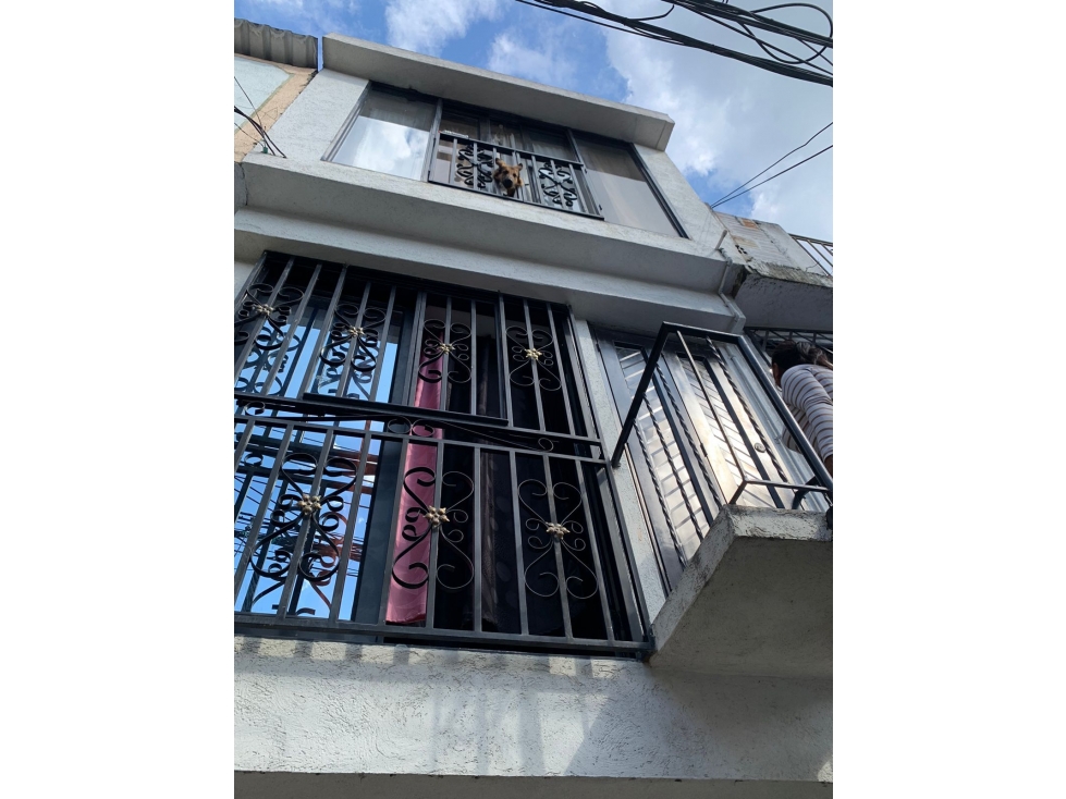 SE VENDE CASA BIFAMILIAR EN SANTA BARBARA CON RENTA DE 1300 MIL PASAJE