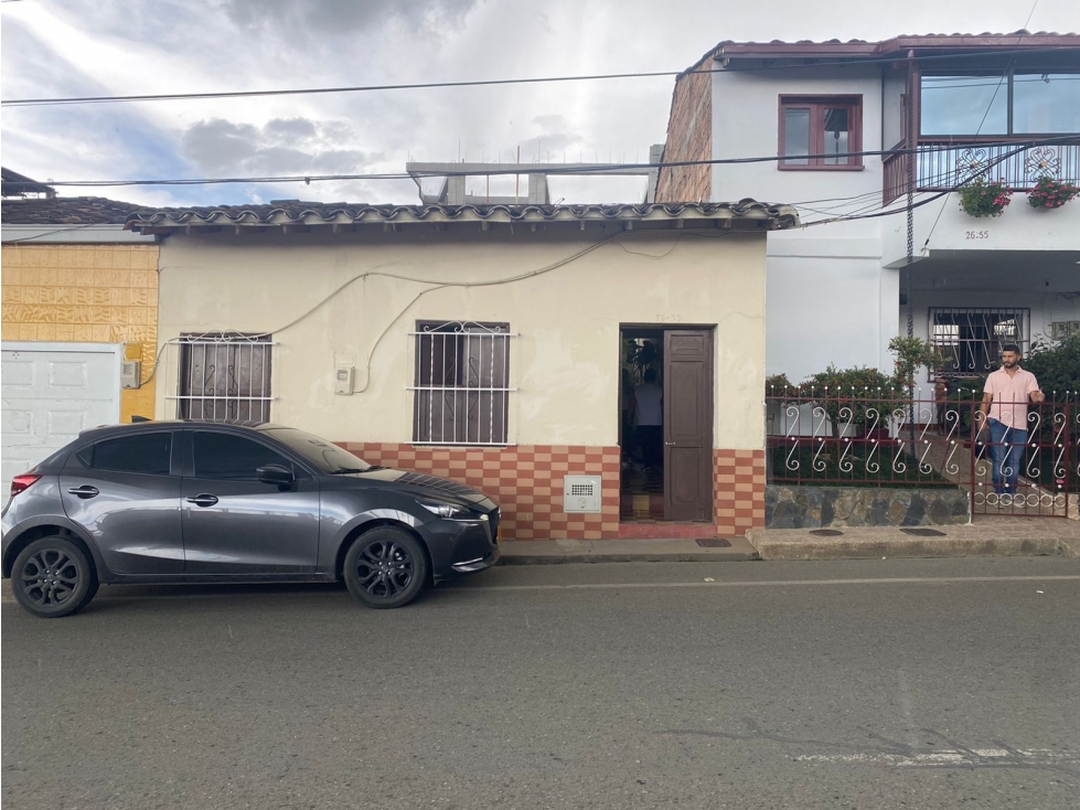 SE VENDE CASA COLONIAL EN LA CEJA