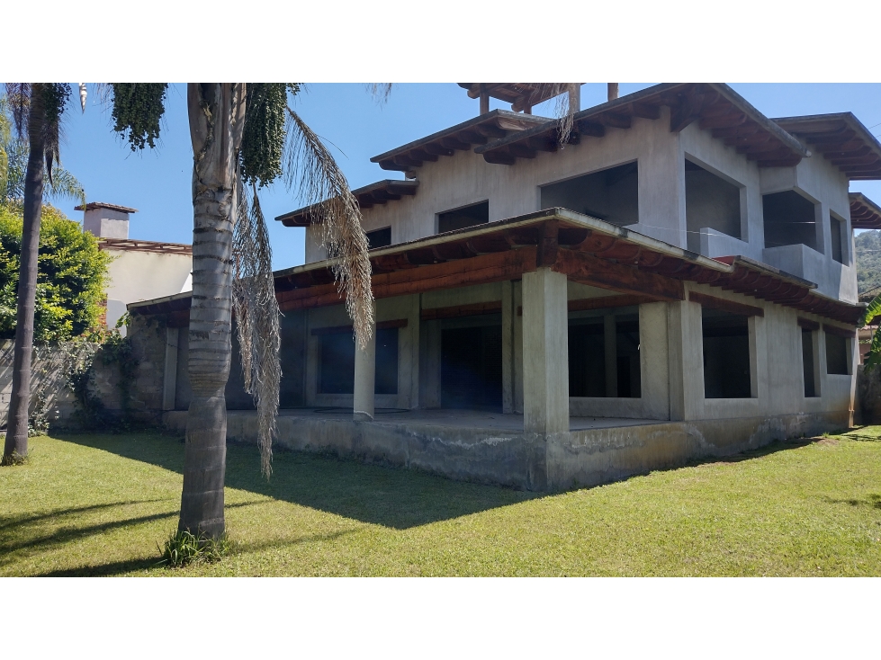 CASA EN OBRA, CON EXCELENTE JARDIN, EL ARCO, VALLE DE BRAVO