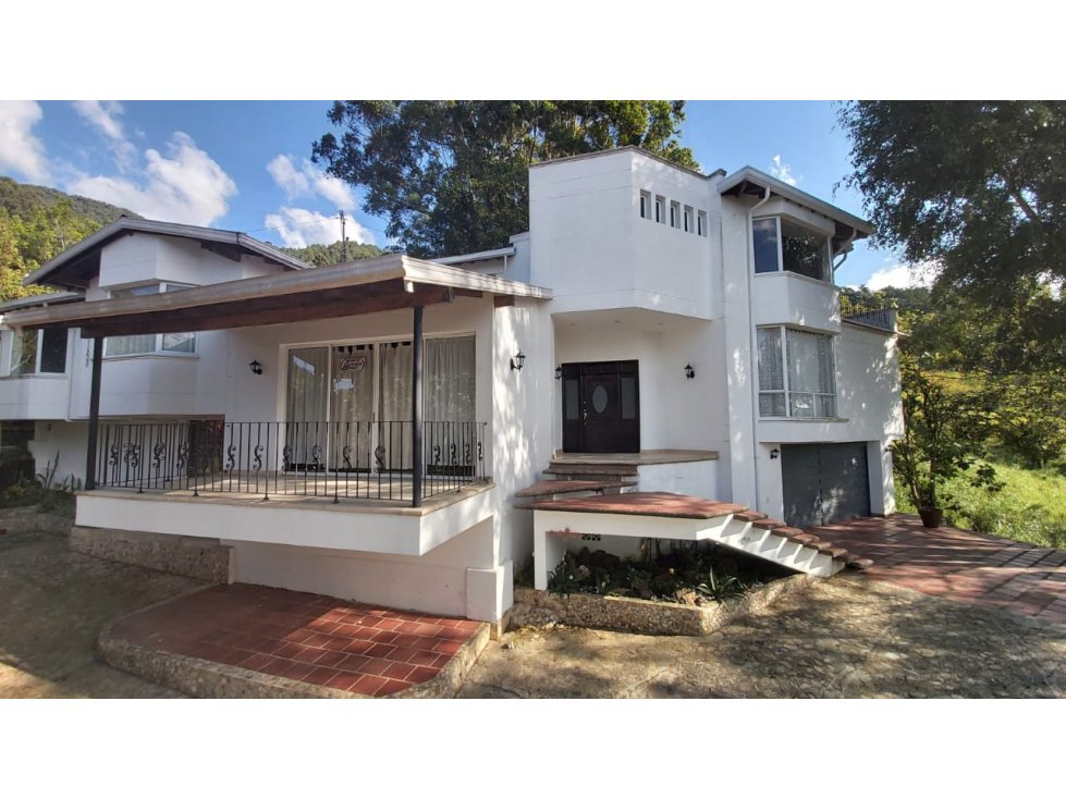 Casa con lote de 1966m2 en venta Envigado, Vereda Santa Catalina.