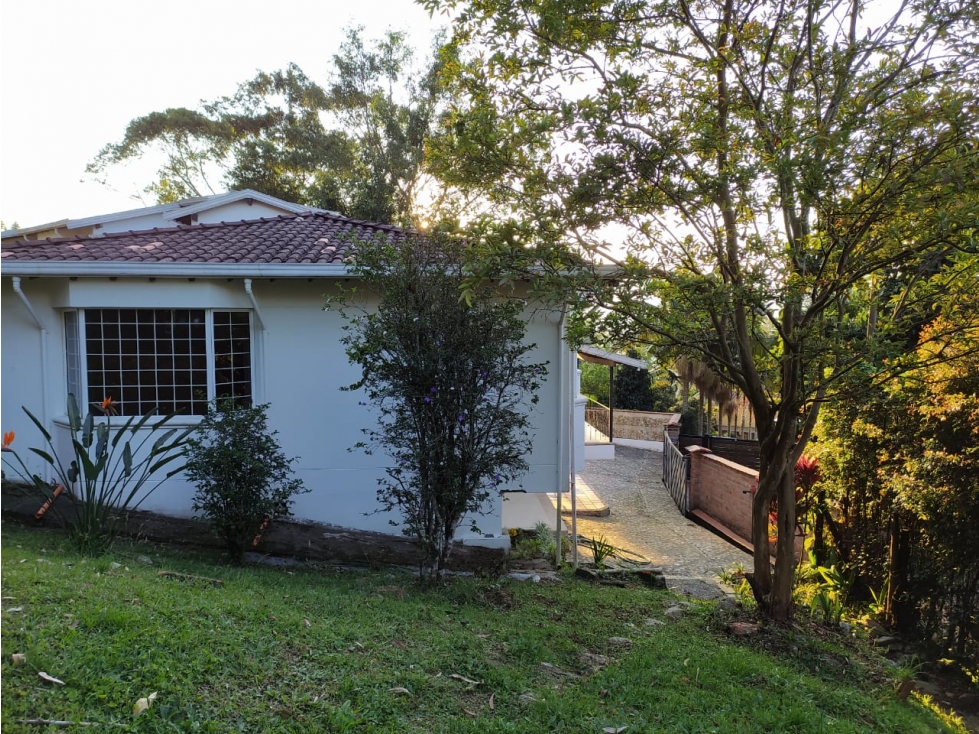Casa con lote de 1966m2 en venta Envigado, Vereda Santa Catalina. — foto 3