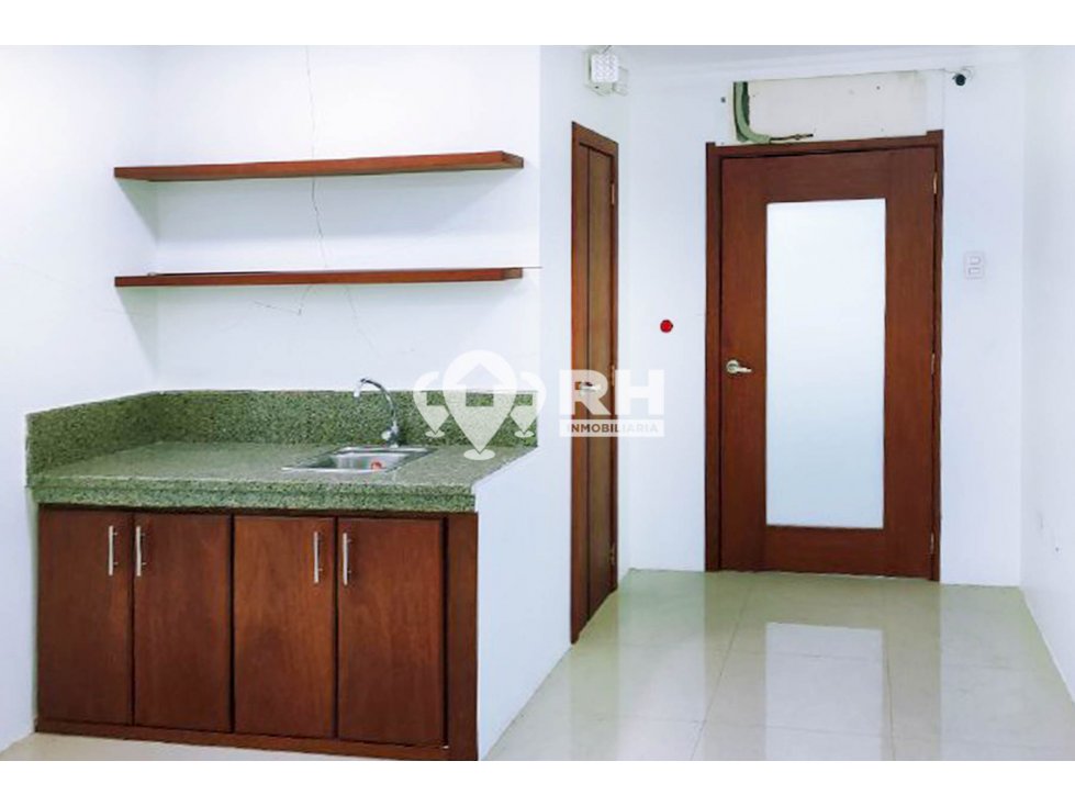 LOCAL COMERCIAL CON MEZANINE EN ALQUILER EN OROPLAZA, MACHALA #LSM — foto 2