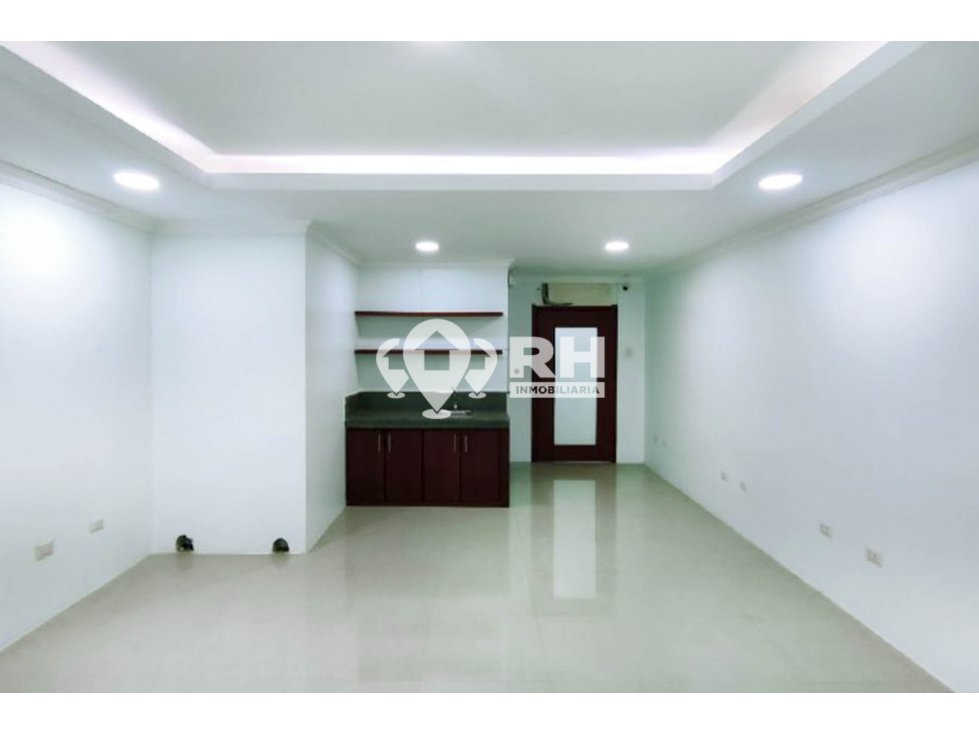 LOCAL COMERCIAL CON MEZANINE EN ALQUILER EN OROPLAZA, MACHALA #LSM — foto 4