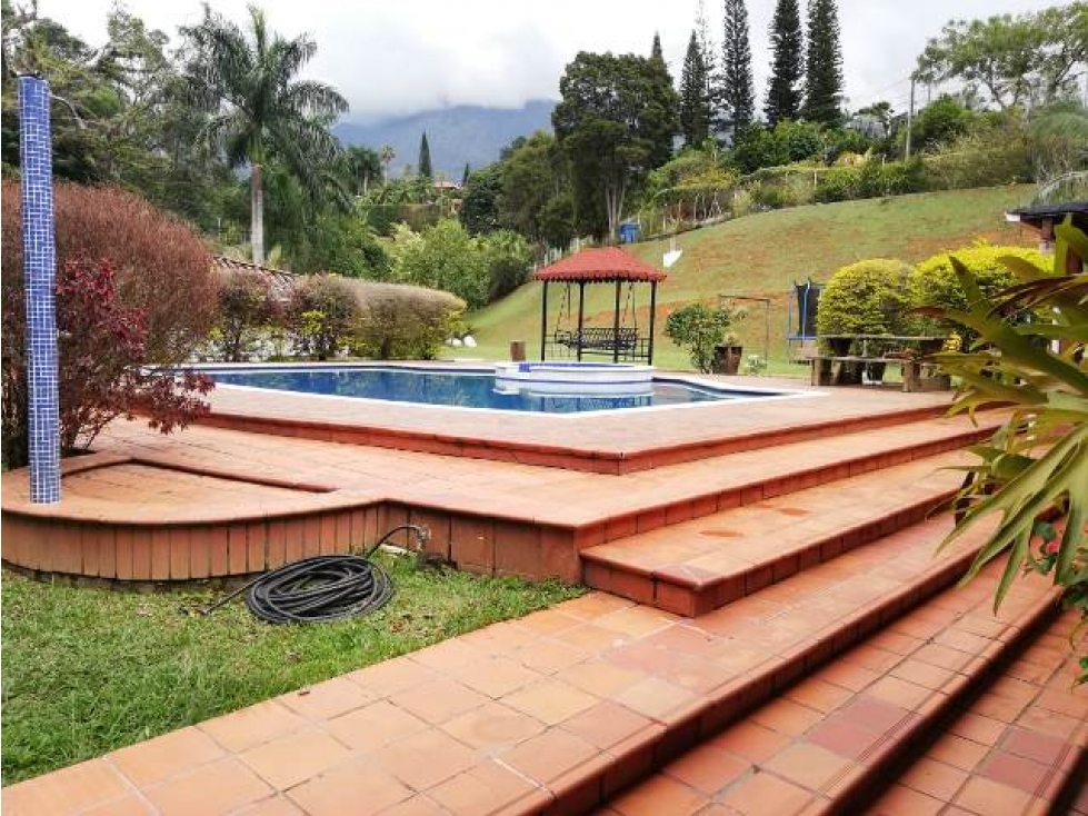 Espectacular Propiedad Campestre en Venta Copacabana! cerca al parque.