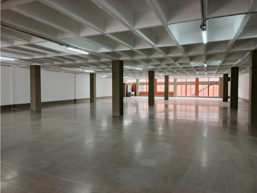 DISPONIBLE BODEGA LOGÍSTICA UNIDAD CERRADA ÁREA TOTAL: 2877 M2 - 6
