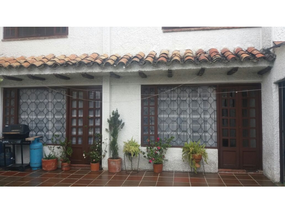 SE VENDE CASA EN ALHAMBRA.P