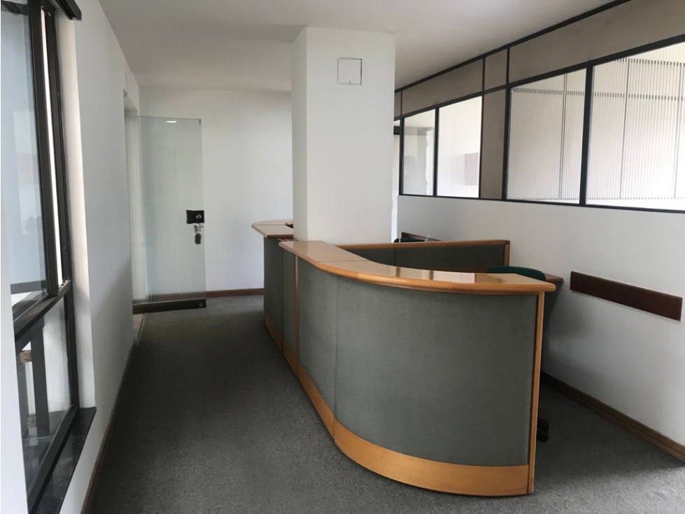 SE VENDE O ARRIENDA OFICINA EN SANTA BARBARA. P