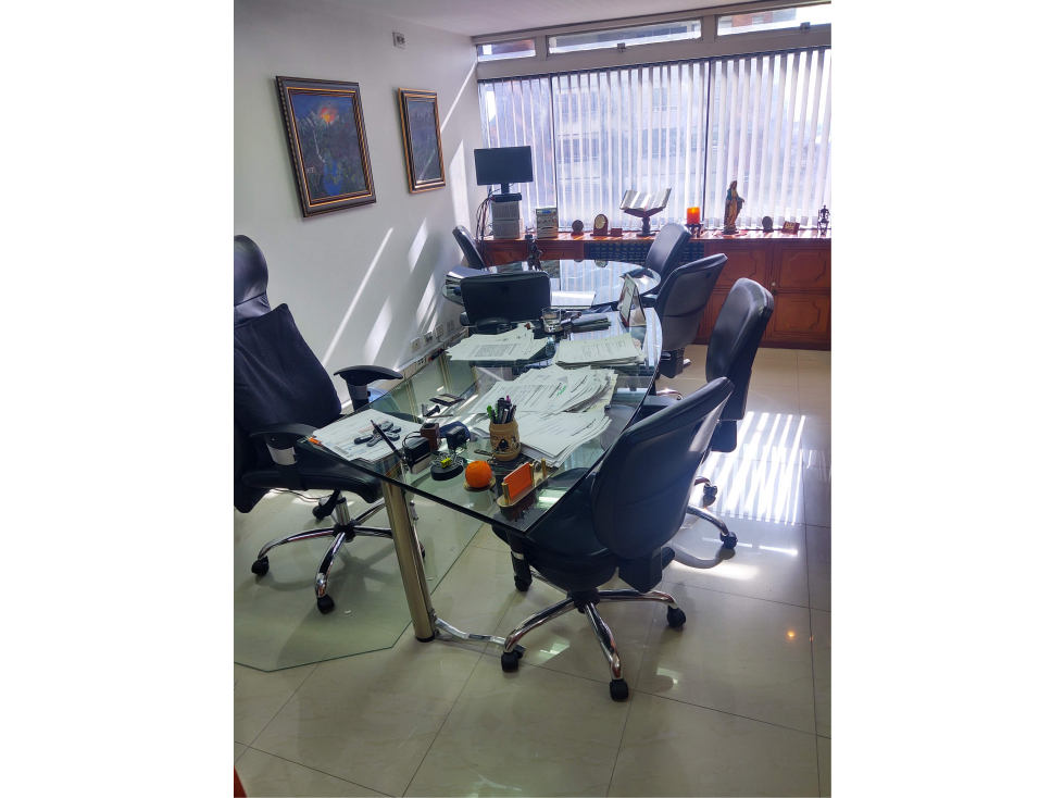 SE ARRIENDA HERMOSA OFICINA AMOBLADA EN CENTRO INTERNACIONAL.P
