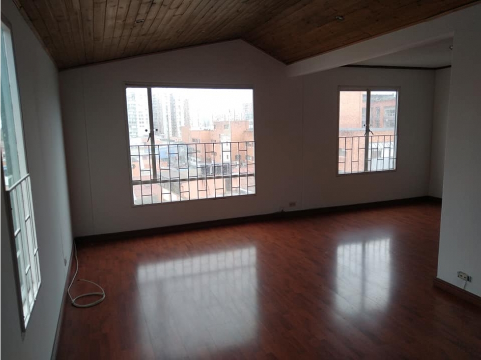 SE VENDE HERMOSO APARTAMENTO DUPLEX EN LA ORQUIDEA. A