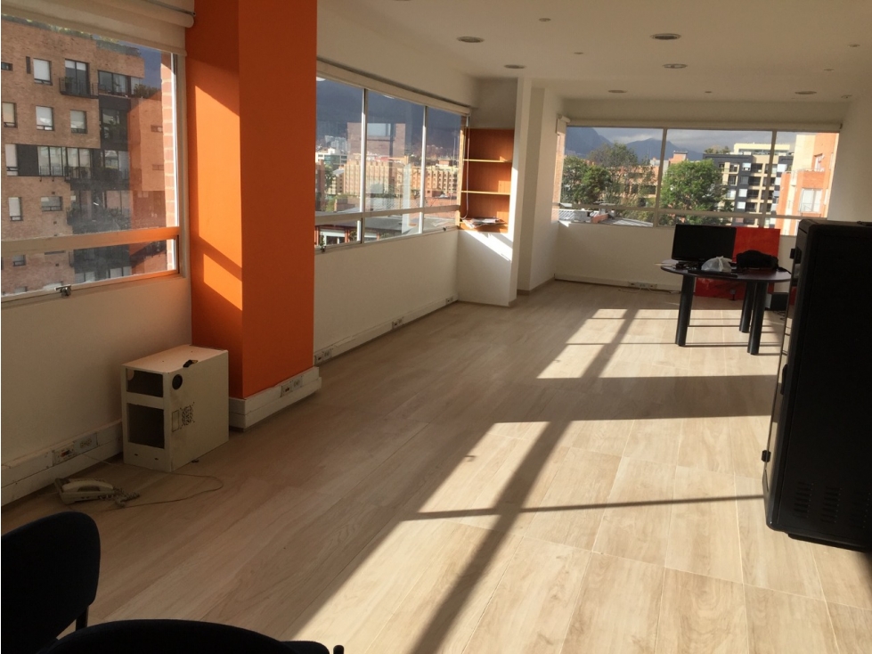 SE VENDE O SE ARRIENDA HERMOSA OFICINA EN CHICO NORTE. P — foto 3