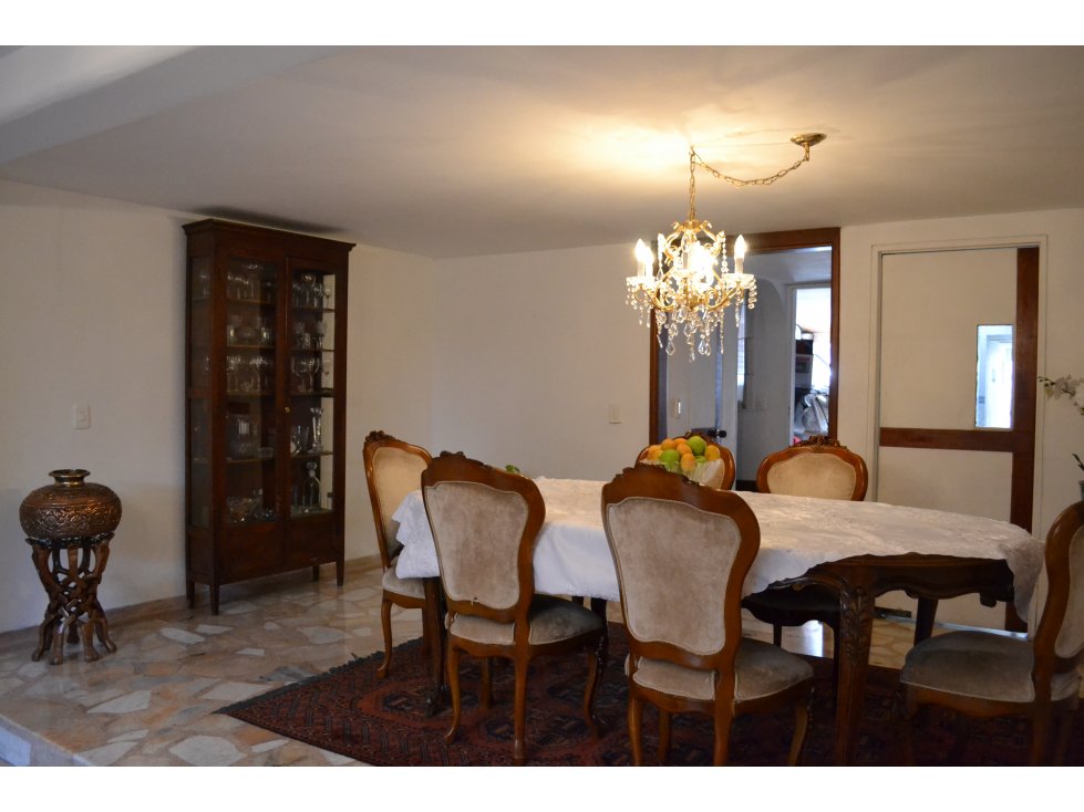 SE VENDE CASA EN ALHAMBRA.P