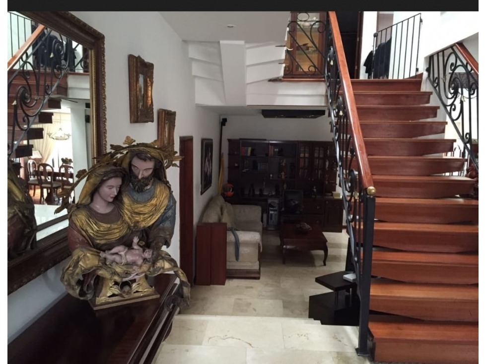 SE VENDE CASA EN ALHAMBRA.A