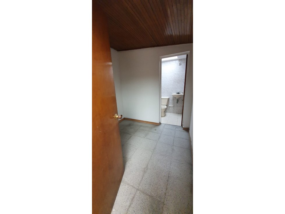 SE ARRIENDA OFICINA EN SAN MARTÍN. P - 6
