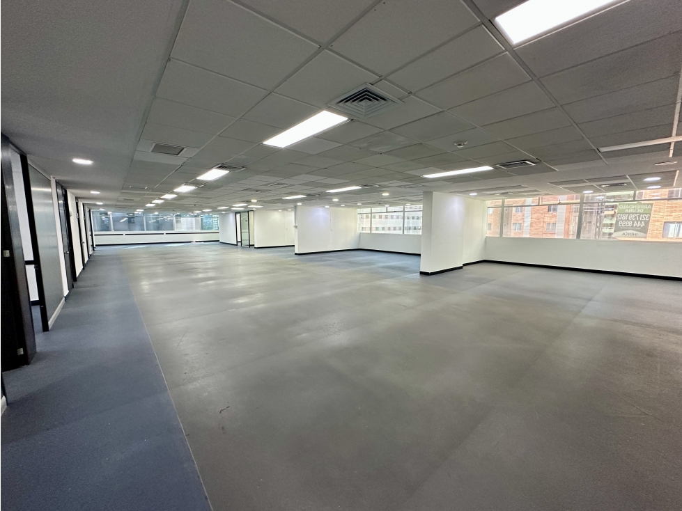 Arriendo y venta de oficina en Ciudad del Río - Medellín — foto 3