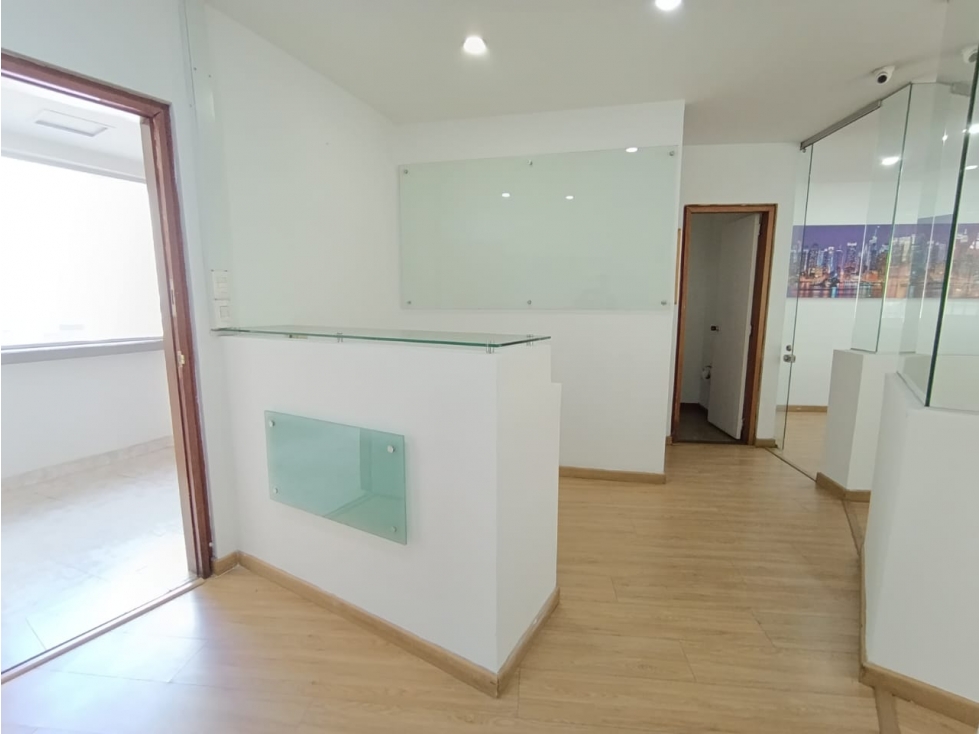 Arriendo y venta de Oficina en el Poblado - Medellin — foto 2