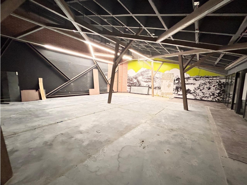 Arriendo local comercial con mezanine en en Vizcaya - Medellín