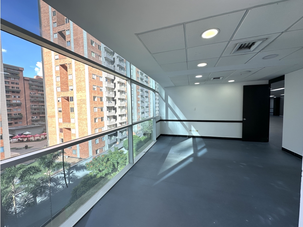 Arriendo y venta de oficina en Ciudad del Río - Medellín