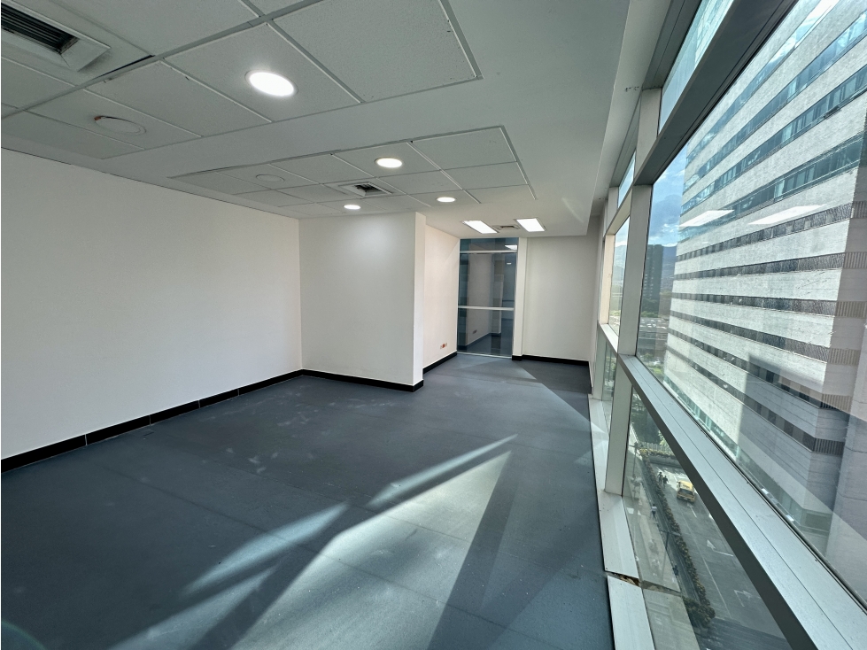 Arriendo y venta de oficina en Ciudad del Río - Medellín — foto 4