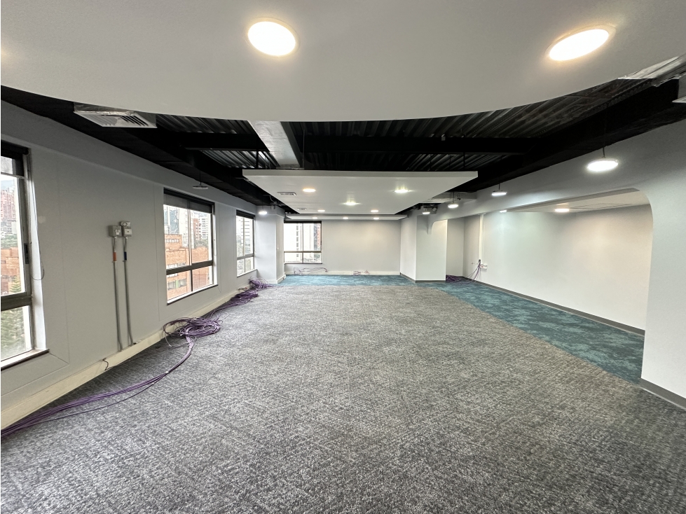 Venta y arriendo de oficina en Milla de Oro - Medellín — foto 2