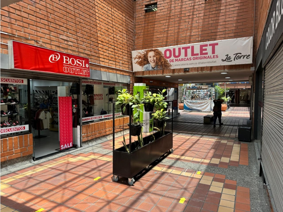 Venta de Local Comercial en Itagui, Centro de La Moda - 1