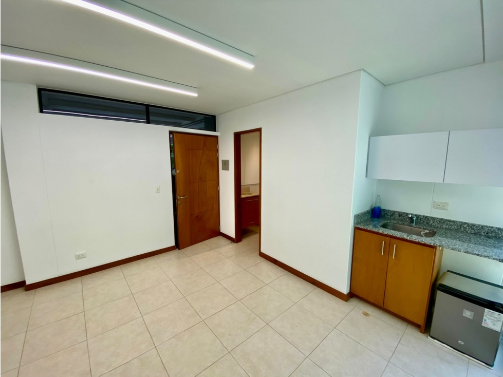 Arriendo Oficina en el Poblado, sector La Tomatera