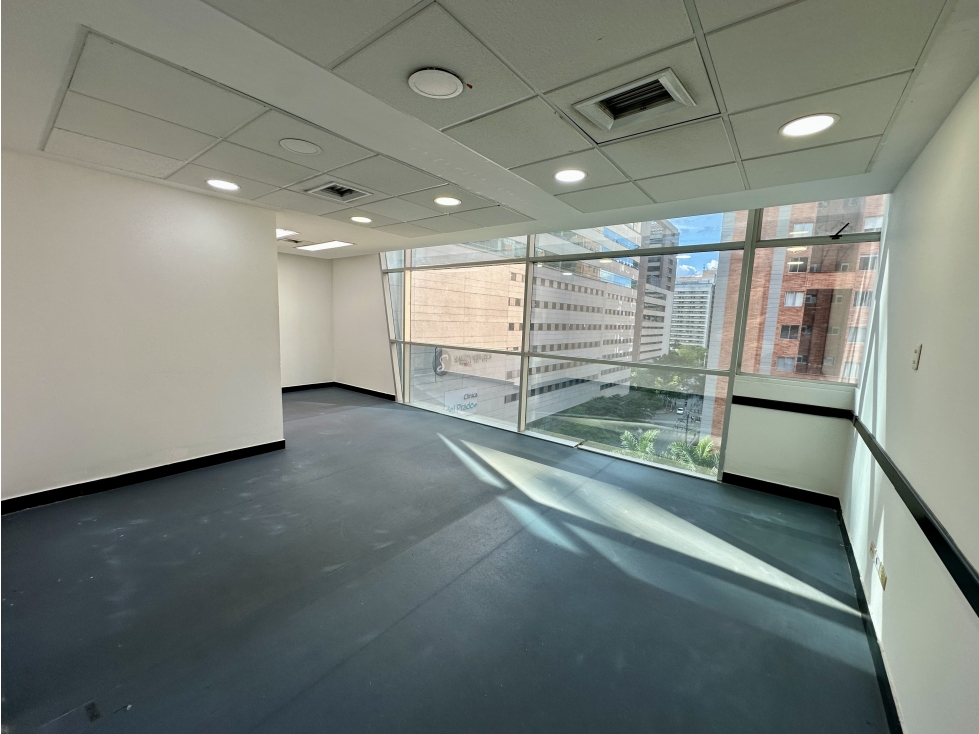 Arriendo y venta de oficina en Ciudad del Río - Medellín — foto 2
