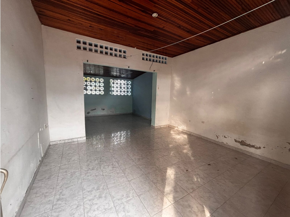 SE ARRIENDA AMPLIA CASA COMERCIAL EN EL SUCRE - 2