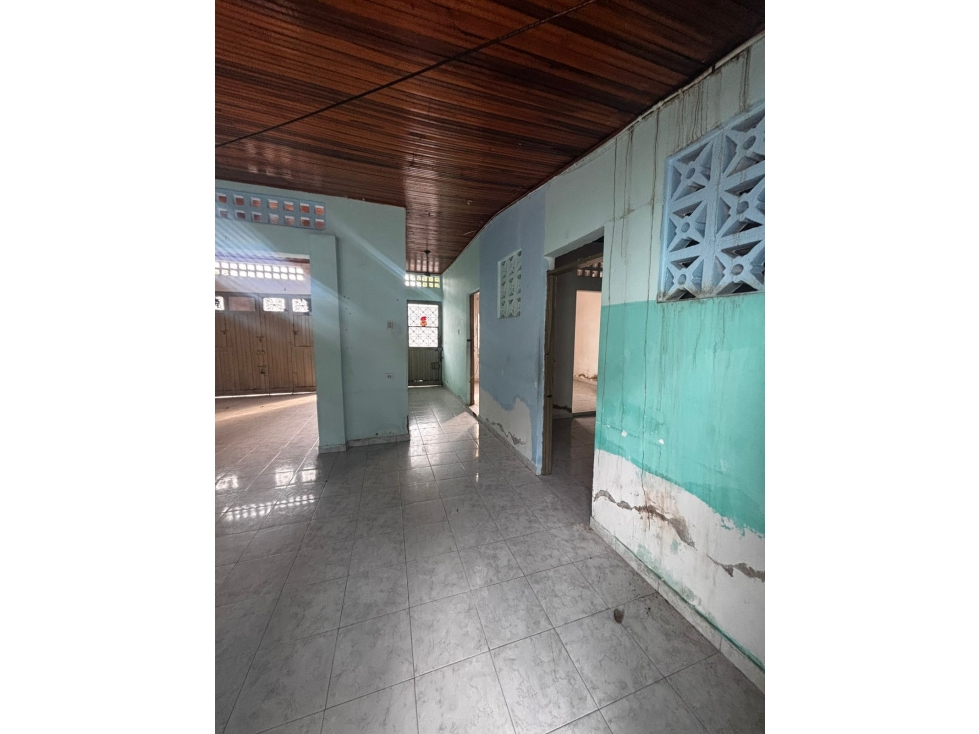 SE ARRIENDA AMPLIA CASA COMERCIAL EN EL SUCRE - 4
