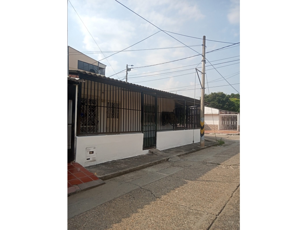 SE VENDE COMODA CASA ESQUINERA EN EL KENNEDY