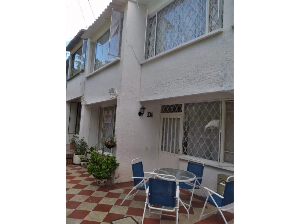 SE VENDE AMPLIA CASA EN EL CONJUNTO LOS ALMENDROS