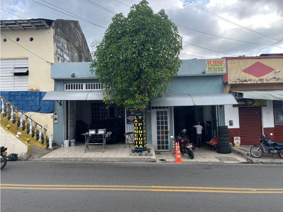 SE VENDE AMPLIA CASA CON LOCALES EN ALTOS DEL ROSARIO
